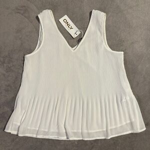 ONLY plisse-pleated sheer white sleeveless v-neck flowy blouse size 38 Onlirena
